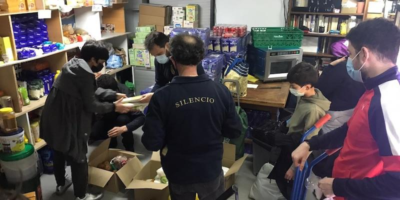 La Hermandad del Silencio mantiene sus acciones de asistencia social colaborando con la asociación Plaza Solidaria