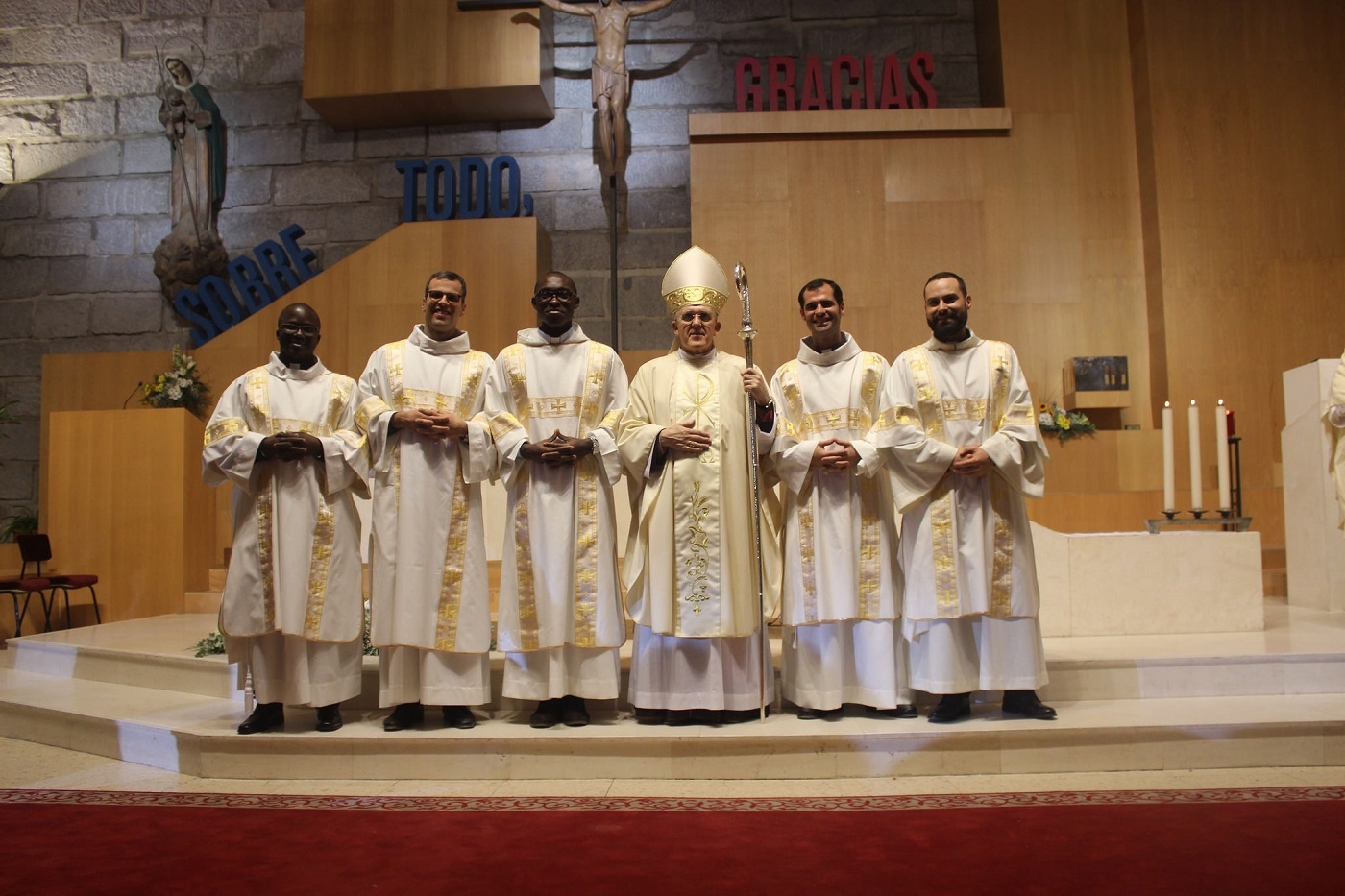 El arzobispo pide a los nuevos diáconos jesuitas que sean «servidores que van donde el Señor está»