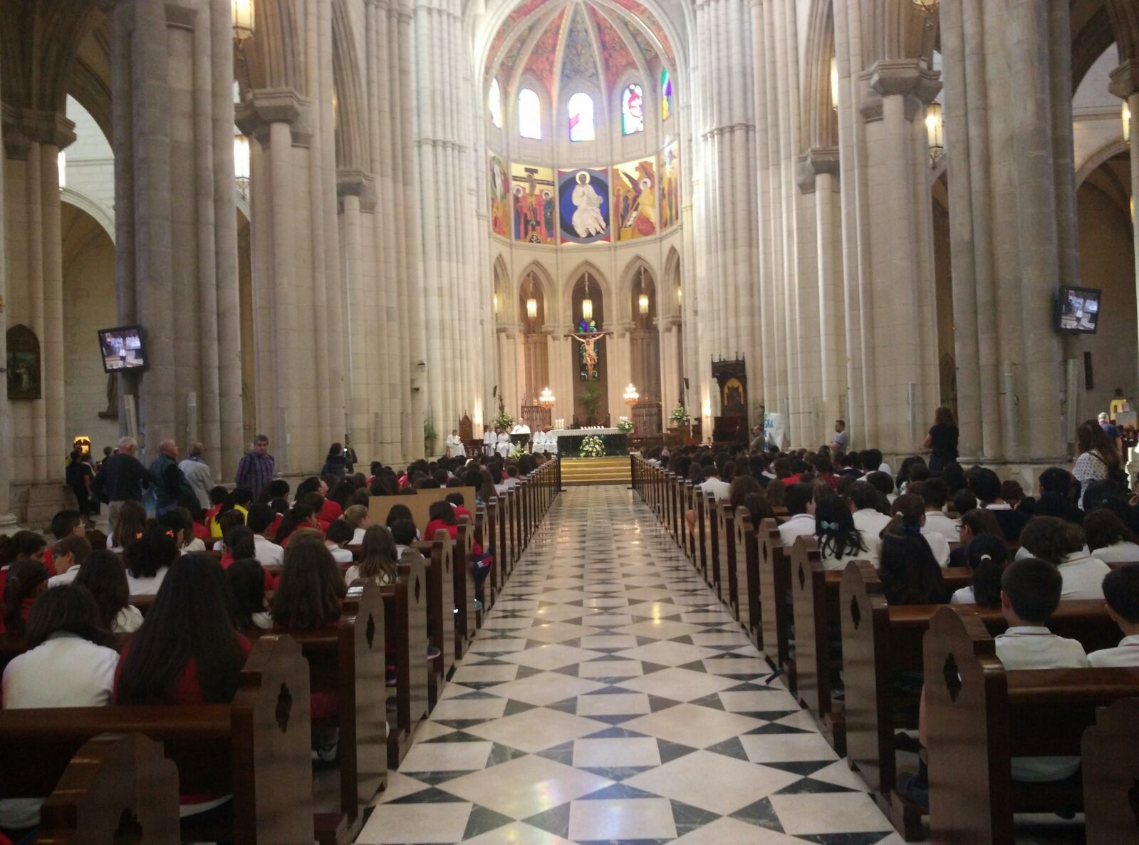 1.000 alumnos de colegios del arciprestazgo de Usera peregrinan a la catedral