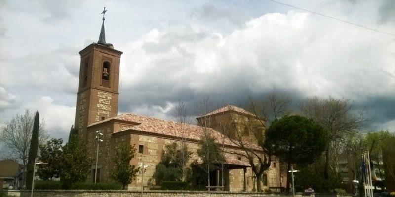 Juan Carlos Merino imparte el sacramento de la Confirmación en San Miguel Arcángel de Las Rozas
