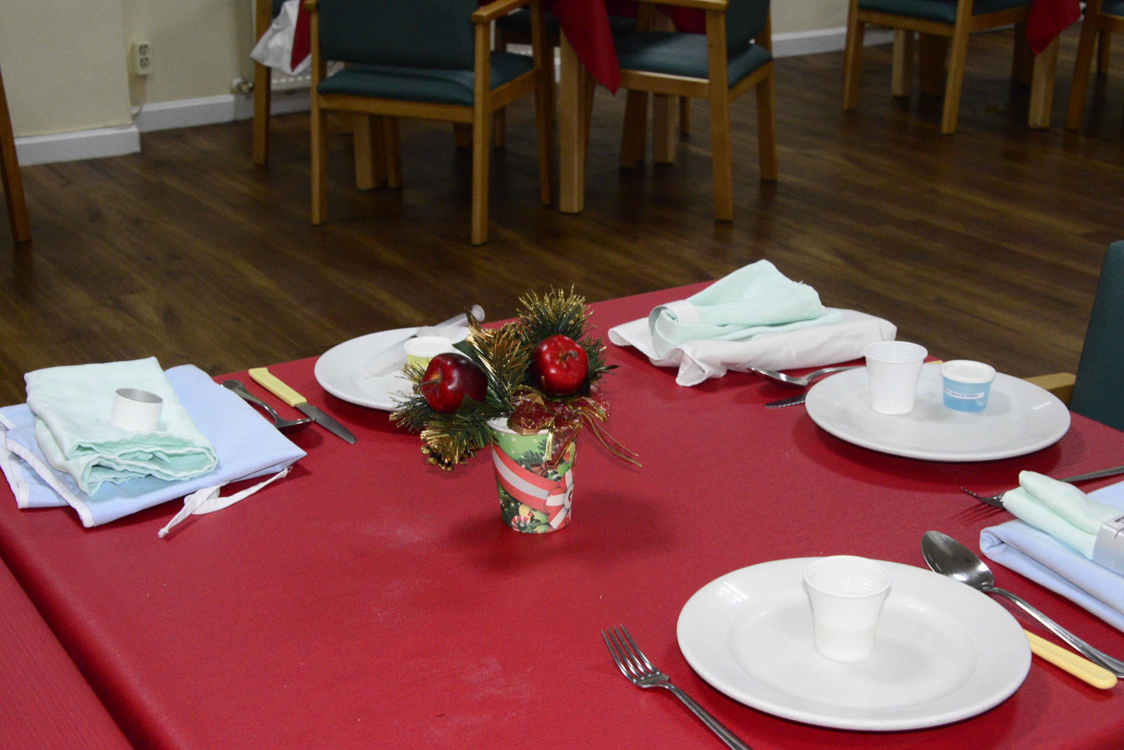 Se adelantan las uvas en la Residencia de Mayores de Cáritas Madrid