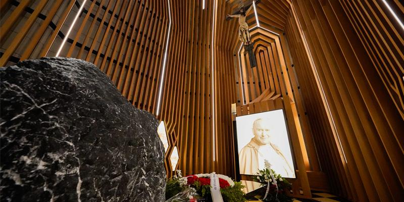 El cardenal Cobo celebra una Misa en la catedral de la Almudena en memoria de san Juan Pablo II, «un Papa constructor de puentes»