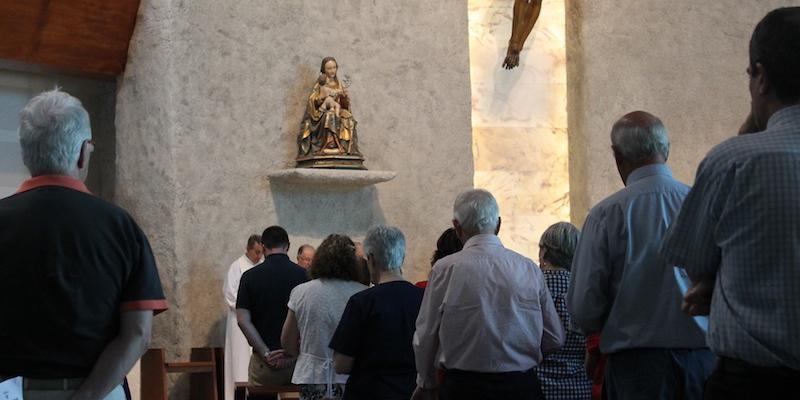 Los voluntarios de Cáritas Vicaría VI preparan la campaña del Día de Caridad en San Hilario de Poitiers