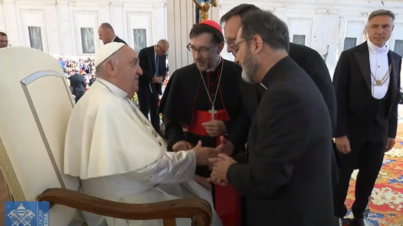Los obispos auxiliares electos, José Antonio Álvarez Sánchez y Vicente Martín Muñoz, saludan al Papa Francisco tras la Audiencia General