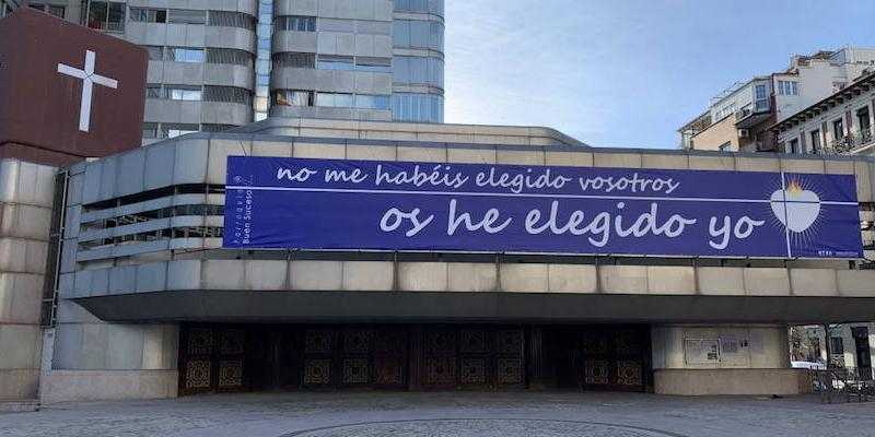 Juan Carlos Merino administra los sacramentos de la iniciación cristiana en Nuestra Señora del Buen Suceso