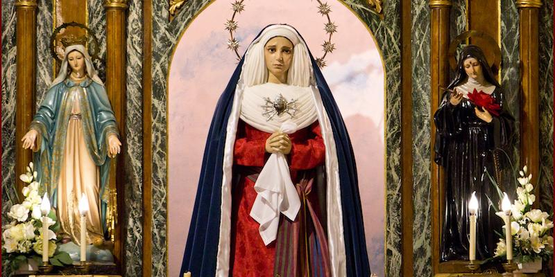 La Cofradía de la Soledad celebra una Eucaristía en San Andrés Apóstol de Villaverde Alto en el Viernes de Dolores