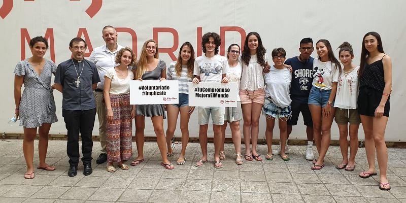 Monseñor Cobo visita a los jóvenes del campo de trabajo de Cáritas Diocesana de Madrid