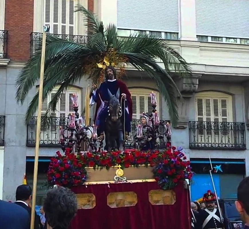 Acogida oficial de la Hermandad de la Borriquita en la parroquia de San Ildefonso