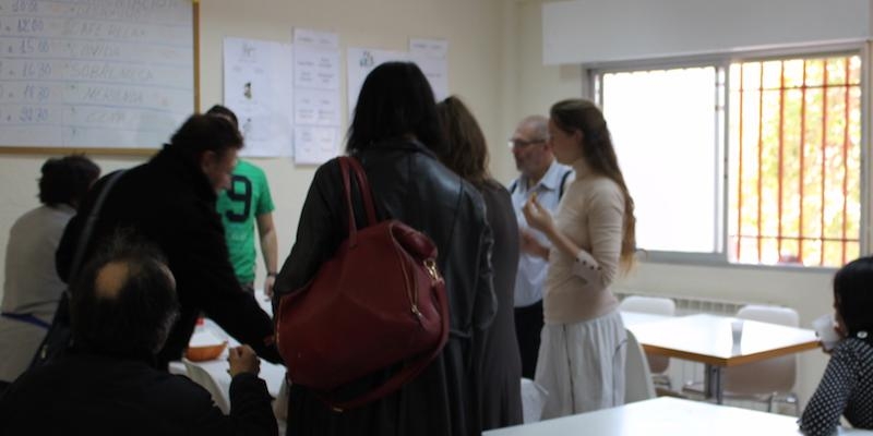 El centro de atención a personas sin hogar de Cáritas Madrid visita el IES Rodrigo