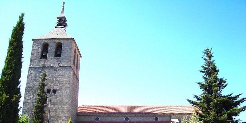 Juan Carlos Merino administra el sacramento de la Confirmación en Nuestra Señora de la Asunción de Galapagar