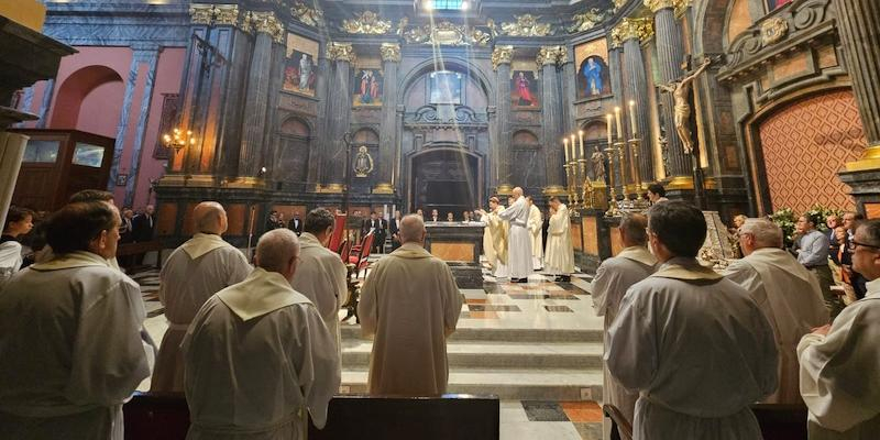El cardenal José Cobo, en la bendición del altar de San Andrés Apóstol: «Que cada persona que entre aquí se sienta abrazada»