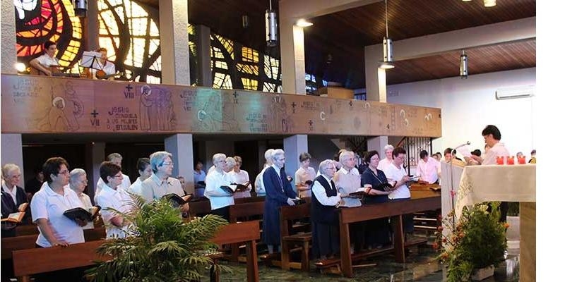 Alimentos, escucha y oración son las ayudas que aportan las Misioneras Eucarísticas de Nazaret durante esta pandemia