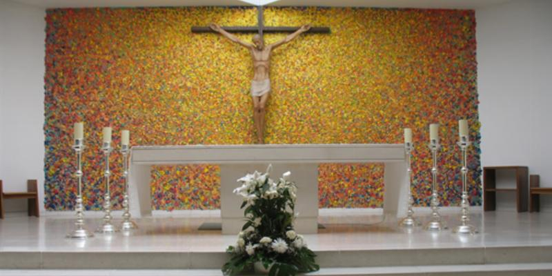 Monseñor Martínez Camino administra el sacramento de la Confirmación en Santa María de Majadahonda