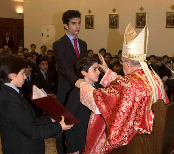 El cardenal Osoro confirma a un centenar de alumnos del colegio de Fomento El Prado