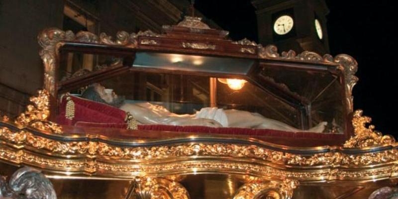 El Santo Entierro realiza su estación de penitencia por el centro de Madrid el Viernes Santo