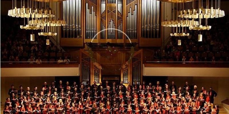 El Coro JMJ ofrece un concierto solidario de Navidad en la basílica San Miguel