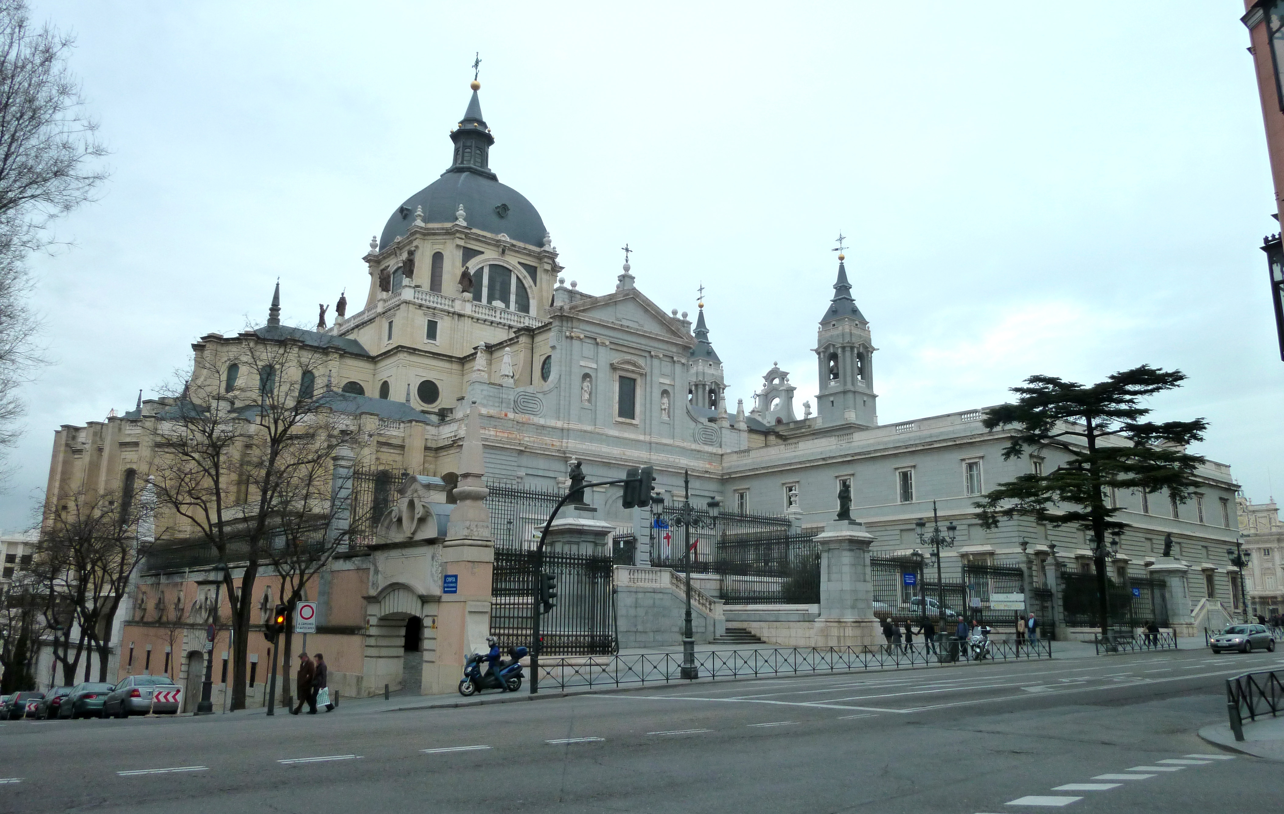 El cardenal Osoro preside en la catedral de la Almudena una Misa funeral por los obispos difuntos