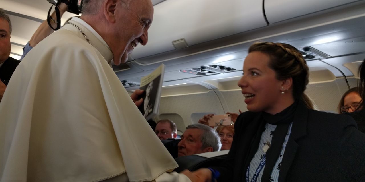 Ángeles Conde recibe el IX Premio Juan Pablo II de Comunicación de la Fundación Crónica Blanca de manos del cardenal Osoro