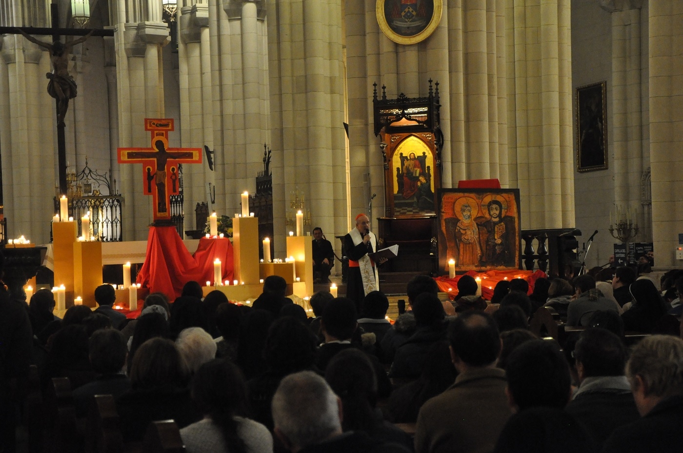 «Abrazad la cruz. Es la donación de la vida para construir la paz y la comunión entre los hombres»