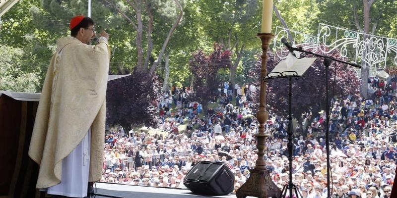 El cardenal José Cobo, en la Pradera de San Isidro: «Nos enseña a mirar a Dios y a ser cristiano en medio de nuestra ciudad»