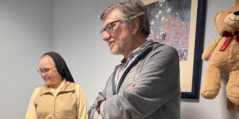 Javier Ojeda, delegado de Cáritas Madrid, comparte un tiempo de cercanía y escucha con los residentes de la residencia &quot;Fundación Santa Lucía&quot;