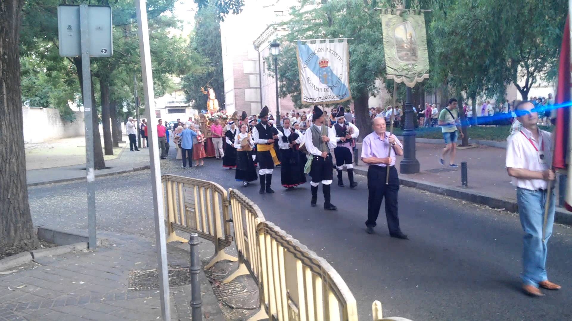 Procesión con la imagen de Santiago Apóstol en Carabanchel
