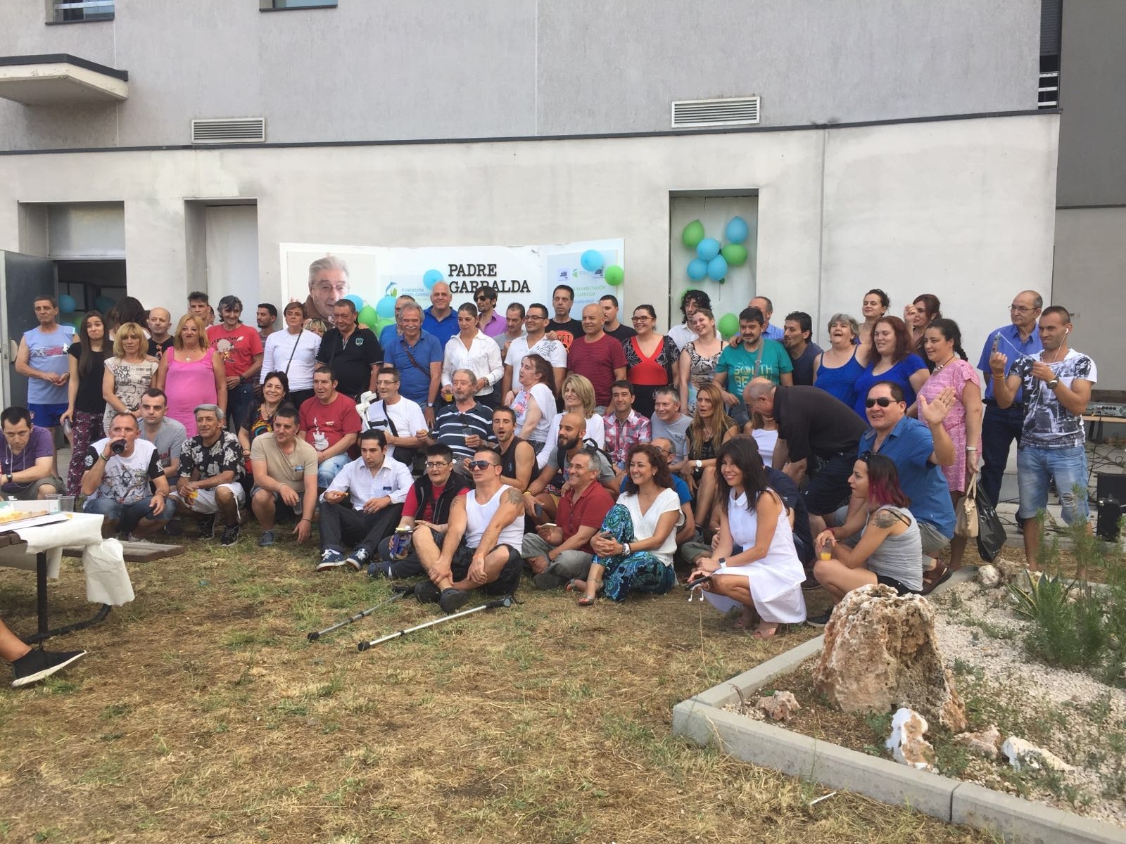 El padre Jaime Garralda celebra su santo rodeado del cariño de los pacientes, voluntarios y trabajadores de la Fundación