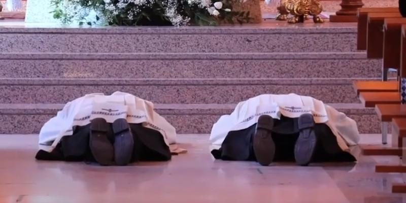 Consagrados del Instituto Pro Ecclesia Sancta reciben los ministerios de acólito y lector de manos del arzobispo