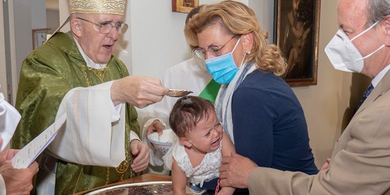 El arzobispo bautiza a 14 niños que iban a haber sido abortados: «Vosotras, sus madres, habéis elegido la vida»