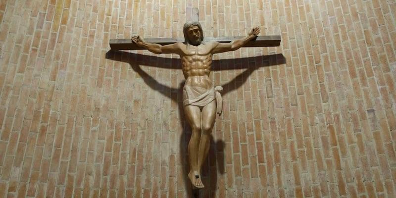 Monseñor Martínez Camino administra el sacramento de la Confirmación en Virgen de la Nueva