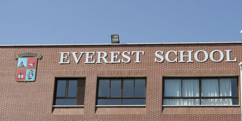 Monseñor Jesús Vidal administra el sacramento de la Confirmación a alumnas del colegio Everest de Pozuelo