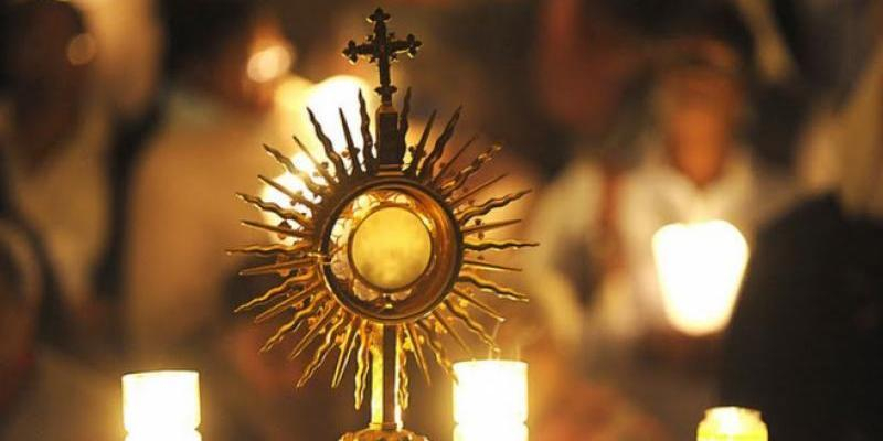 Las Esclavas de Cristo Rey dirigen en Buen Suceso la meditación de la adoración eucarística del tercer jueves de mes