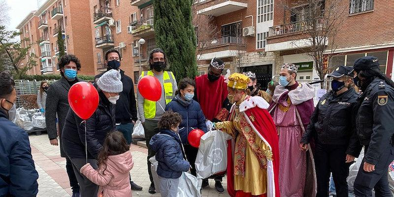 Los Reyes Magos entregan más de 5.000 regalos a niños de familias sin recursos, integrantes de las 'colas del hambre'