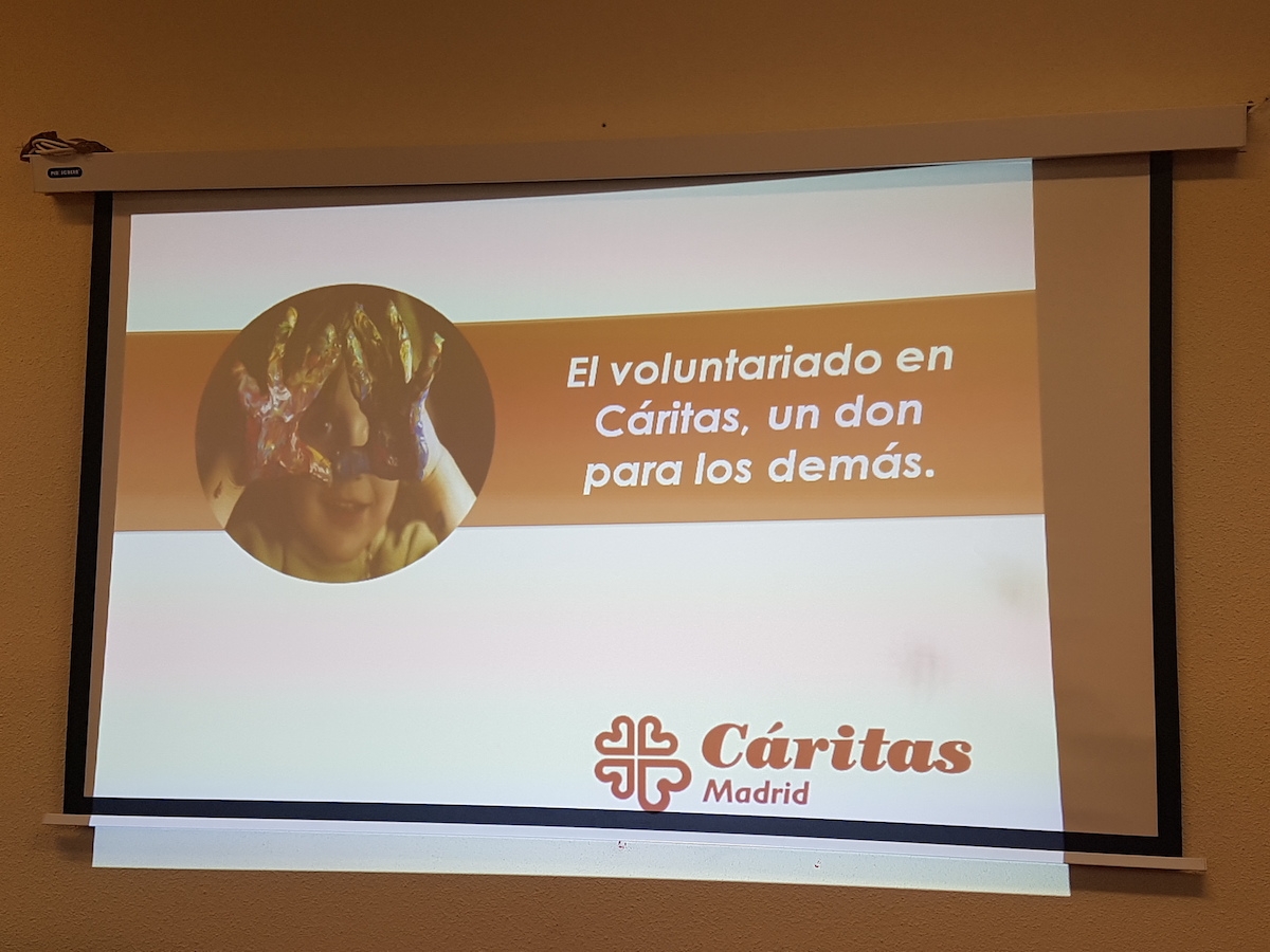 Jóvenes de la parroquia de San José se acercan a conocer la labor de Cáritas Madrid