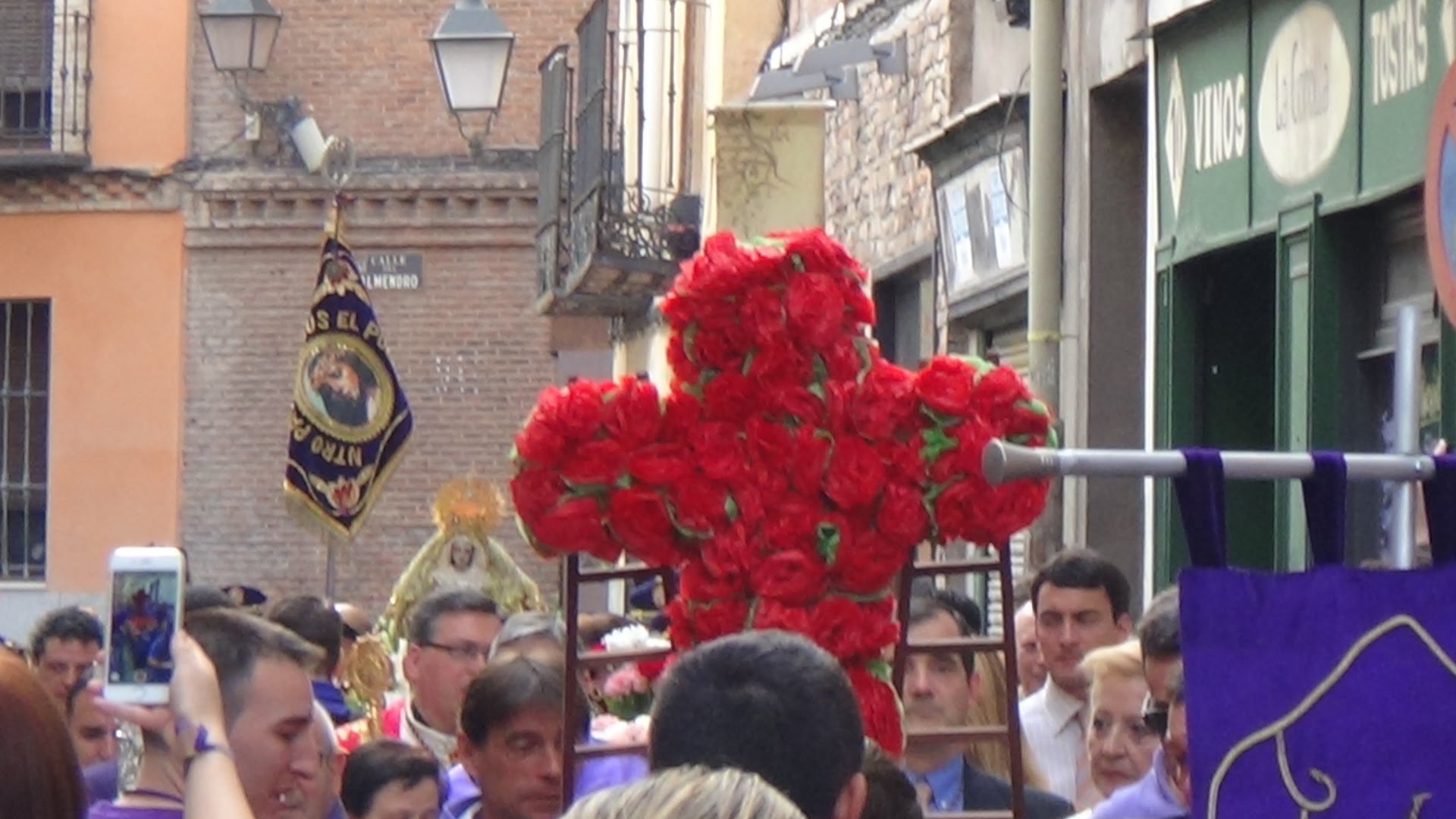 Niños de la hermandad de Jesús 'el Pobre' celebran la Cruz de Mayo