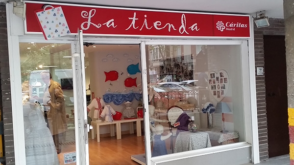 La tienda de Cáritas Madrid reabre sus puertas después del verano