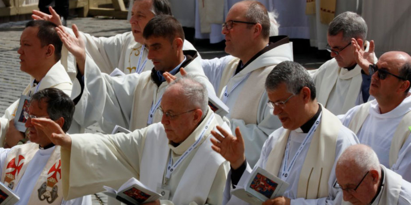 Misa jubilar para los sacerdotes en la catedral de la Almudena