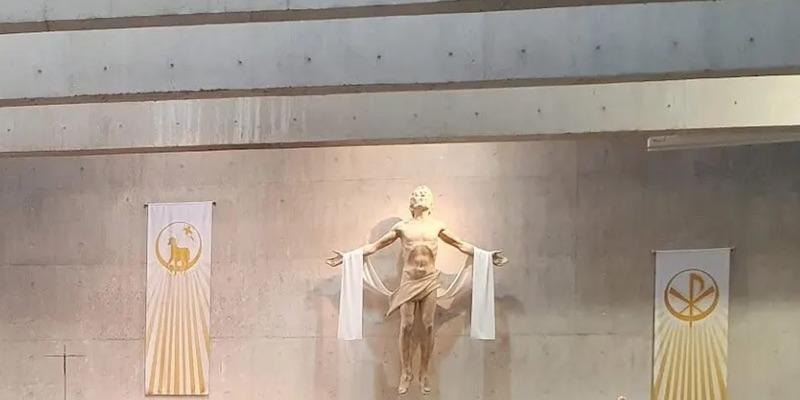 Un grupo de adultos recibe el sacramento de la Confirmación en Santísima Trinidad de Collado Villalba