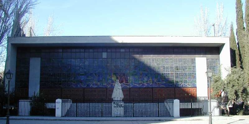 Monseñor José Cobo preside en Nuestra Señora de los Desamparados y San Lucas un funeral por una víctima de violencia machista