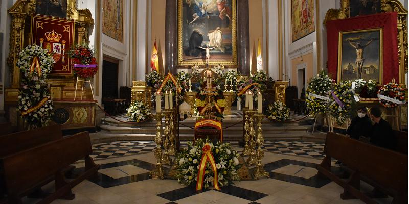 El cardenal Osoro acude a la capilla ardiente del arzobispo castrense