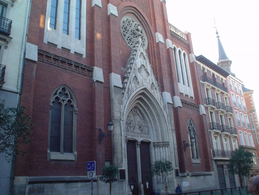 Reparto de panecillos y guindas en la parroquia de Santa Cruz en honor a San Antonio de Padua