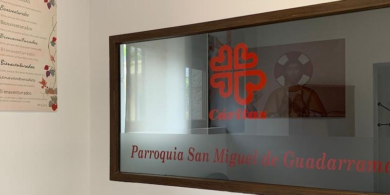 Monseñor Jesús Vidal bendice e inaugura el centro de Cáritas de San Miguel Arcángel de Guadarrama