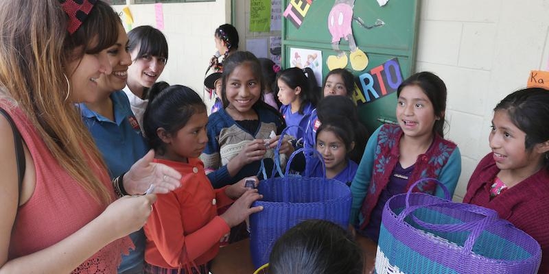 Rozalén viaja con Entreculturas y 'La Luz de las Niñas' a Chad