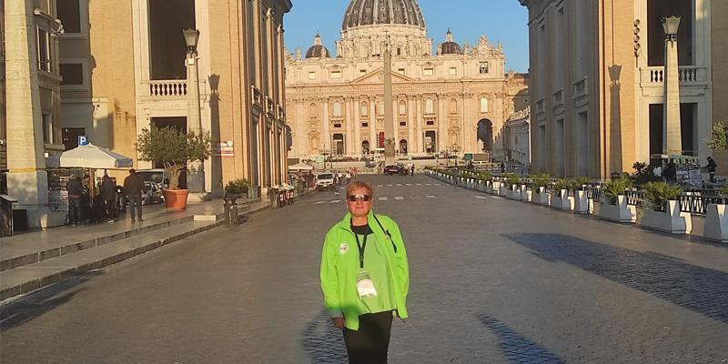 Remedios, voluntaria madrileña en el año jubilar de la Esperanza en Roma, sobre el tramo hasta la Puerta Santa: «Son unos metros en oración y cánticos en los que la gente va muy alegre»