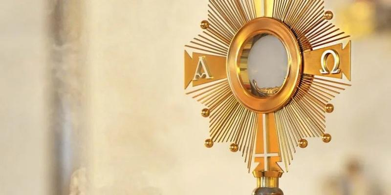 San Pablo VI y Santa Teresa de Jesús de Tres Cantos sacan al Santísimo en procesión en la solemnidad del Corpus