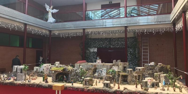 Santa Catalina Labouré rinde un pequeño homenaje a los sanitarios en su belén parroquial