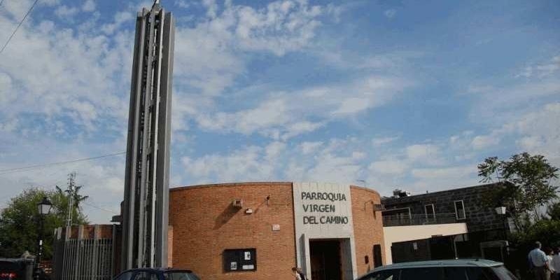 Monseñor Santos Montoya presenta al párroco de Virgen del Camino de Collado Villalba