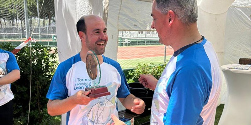 El párroco de San Miguel Arcángel de Las Rozas gana el I Torneo Sacerdotal León XIV de Tenis