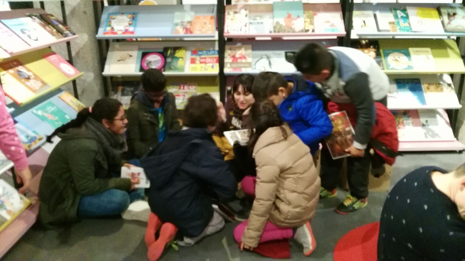 La colonia urbana de Cáritas Vicaría III viaja al país de las Maravillas