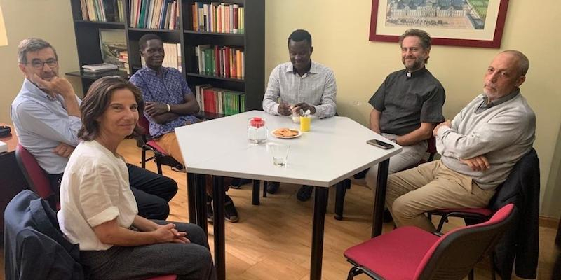 Los misioneros Ángel y Fernando acompañados por dos seminaristas nativos y laicos del MCSPA